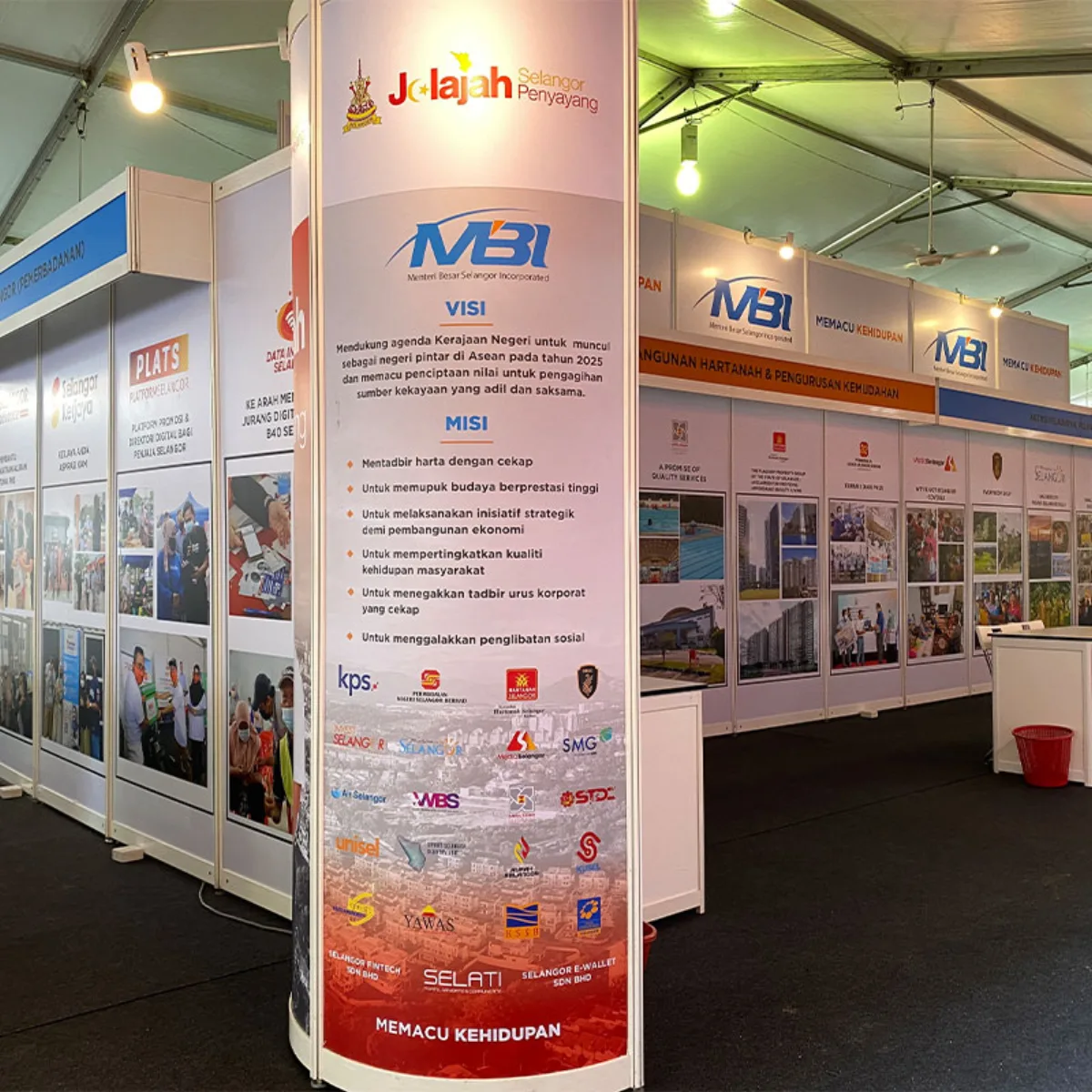 Long modular exhibition wall with graphics and storage counters