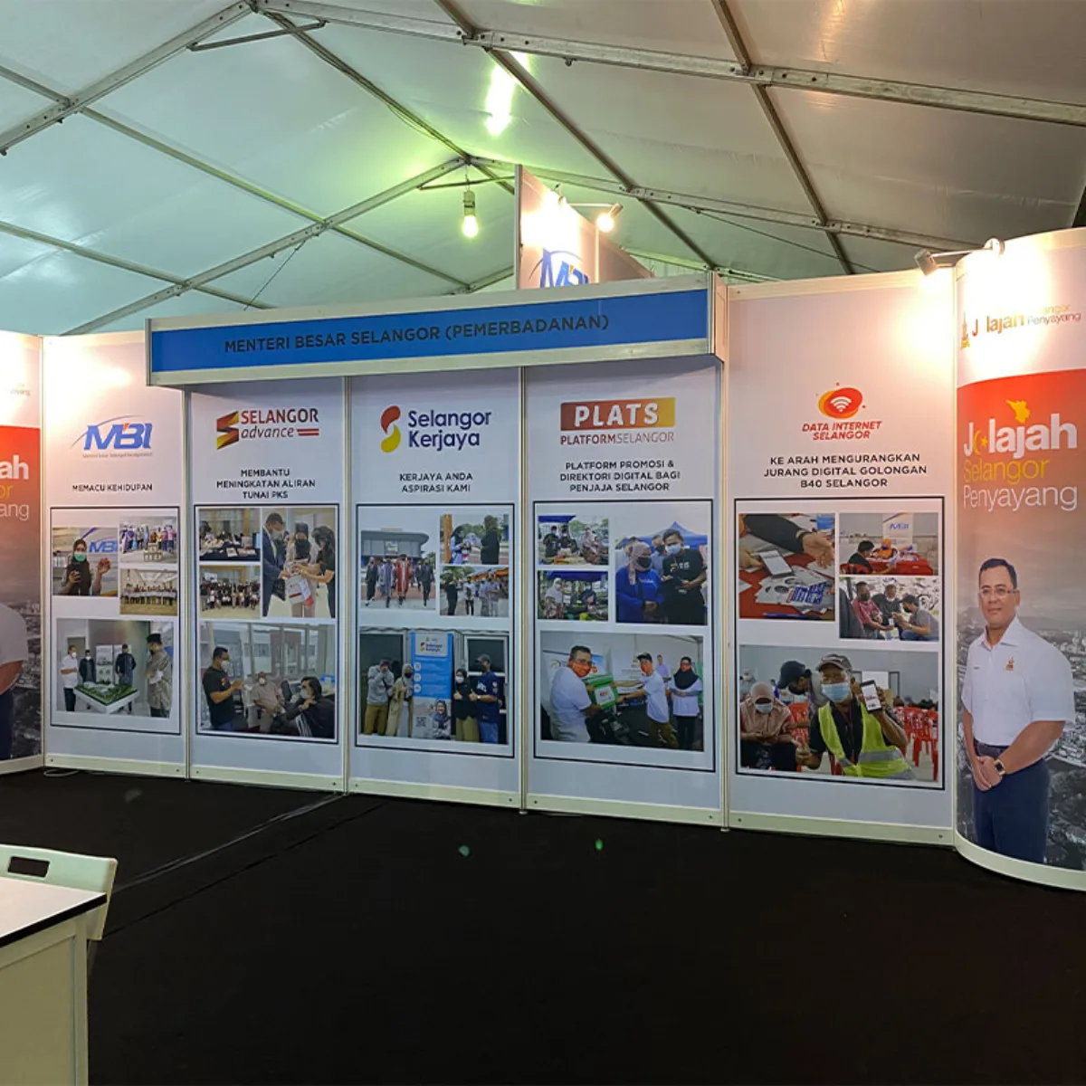 System booth presentation wall with multiple project displays